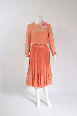 une robe orange sur un mannequin, un mannequin, un mannequin, un mannequin, un mannequin, un mannequin, un mannequin, un mannequin, un mannequin