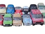 tout un tas de skateboards de différentes couleurs alignés sur une table
