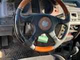 tableau de bord d'une voiture, avec un volant et un autocollant sur le tableau de bord