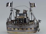 une maquette en métal représentant un bateau arborant un drapeau