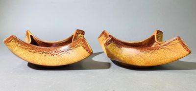 deux pièces de poterie posées sur une table