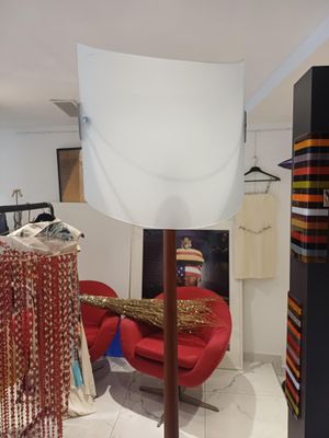 une photo d'une boutique de vêtements avec une chaise rouge dans un coin