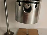 un gros plan d'un piston et d'un cylindre posés sur une table