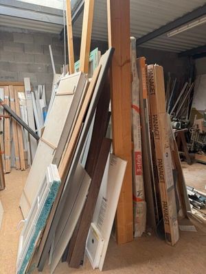 un gros tas de bois dans une pièce avec beaucoup de fenêtres