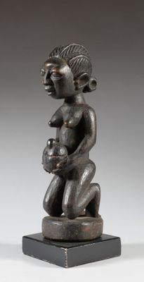 une image d'une statue en bois représentant un homme tenant un bébé