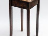 une image représentant une petite table en bois avec un petit plateau carré
