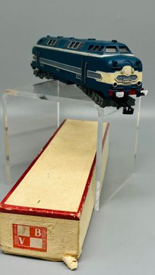 un train miniature posé sur une boîte