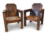une paire de chaises en bois ornées de sculptures raffinées sur fond blanc