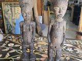 deux statues posées sur une table dans une pièce