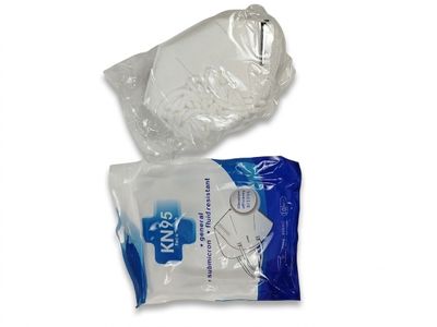 deux paquets de gel hydroalcoolique jetable sur fond blanc