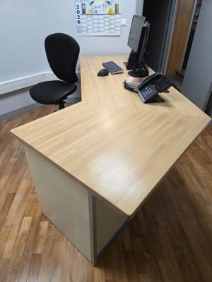 Bureau d'angle plateau bois avec 1 caisson 3 tiroirs. L : 25…