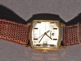une montre posée sur un bracelet marron