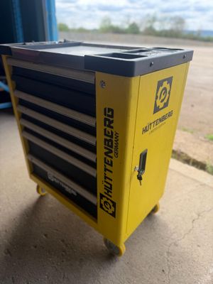 une image représentant une machine jaune et noire posée sur un sol en béton