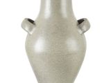 un vase gris à deux anses sur fond blanc