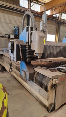 une grande machine qui découpe du bois dans une usine