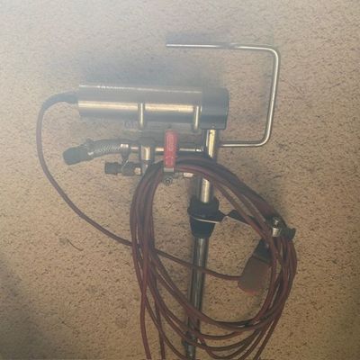 une image représentant un microphone muni d'un fil