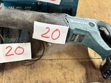 deux outils électriques posés sur une table