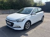 La voiture blanche est garée sur le parking.