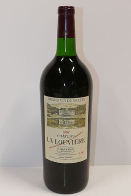 une bouteille de vin posée sur une table