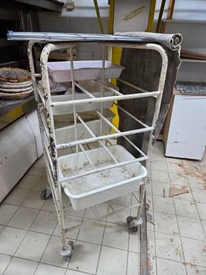un chariot blanc qui se trouve dans une cuisine