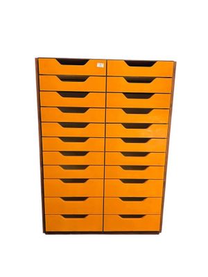 un classeur orange à six tiroirs et cinq tiroirs