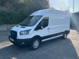 la camionnette blanche est garée dans le parking