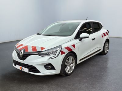 une voiture blanche à rayures rouges et blanches garée dans une pièce