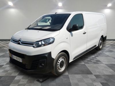 la camionnette blanche est garée sur le sol en damier d'une pièce