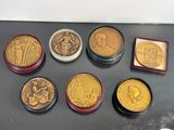 un lot de pièces de monnaie posées sur une table