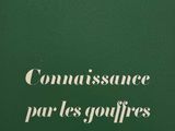la couverture d'un livre vert avec des inscriptions blanches