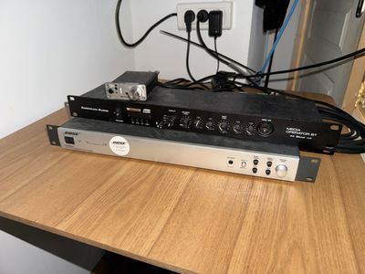 une photo d'un rack contenant du matériel électronique posé sur une table