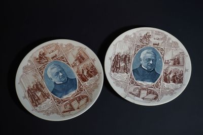 deux assiettes avec l'image d'un homme et d'une femme