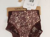 La culotte est marron, à imprimé léopard, avec une bordure en dentelle marron.