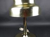 une lampe de table en laiton ancien sur fond noir