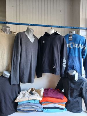 beaucoup de vêtements exposés sur une table