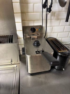 un grille-pain et un autre grille-pain posés sur un plan de travail dans une cuisine