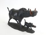 statue représentant un taureau noir et un veau sur fond blanc