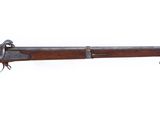un vieux fusil avec un canon en bois sur fond blanc