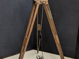 une image représentant une lampe montée sur un trépied