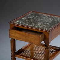 Guéridon ou table d'appoint quadrangulaire en noyer. (photo 4)