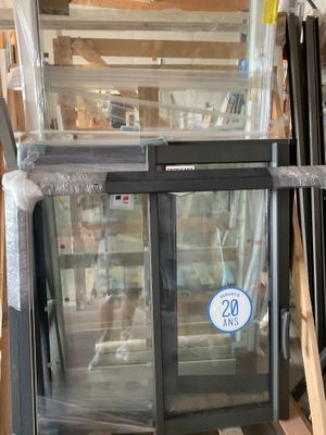 une vitrine portant un numéro dans un magasin