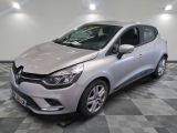 la voiture argentée est garée dans le garage sur un sol en damier