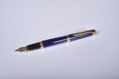 WATERMAN. Stylo plume en laque bleue, et bague dorée, plume …
