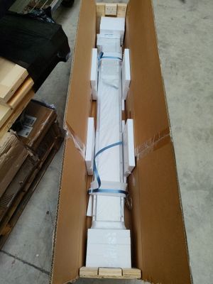 une boîte en carton contenant plusieurs boîtes blanches