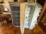 un réfrigérateur ouvert, posé au milieu d'une cuisine
