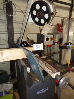 une machine qui travaille sur une pièce de bois