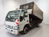 un camion blanc garé dans une pièce blanche
