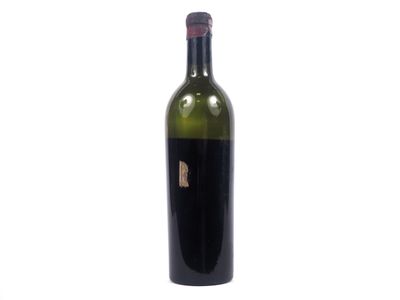 une bouteille de vin posée sur une table