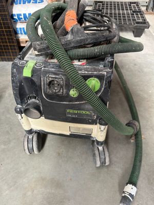 un tuyau vert raccordé à une machine dans un garage