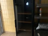 une photo d'un réfrigérateur dans une cuisine comportant de nombreuses étagères